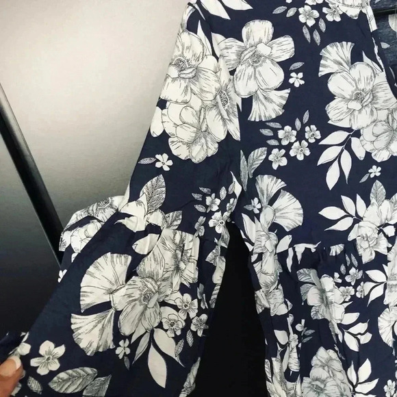 Suzanne Betro Floral V-Neck Flutter 3/4 Sleeve Navy Blue Blouse - S - Picture 2 of 10